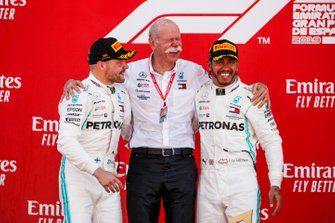 Valtteri Bottas, Mercedes AMG F1, 2e plaats, Dr Dieter Zetsche, CEO, Mercedes Benz, en Lewis Hamilton, Mercedes AMG F1, 1e plaats, op het podium