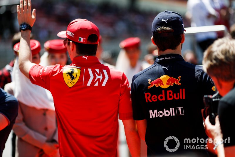 Charles Leclerc, Ferrari, y Pierre Gasly, Red Bull Racing, en el desfile de pilotos