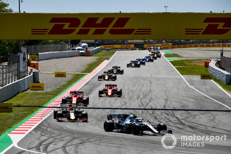 Valtteri Bottas, Mercedes AMG W10, devant Max Verstappen, Red Bull Racing RB15, Sebastian Vettel, Ferrari SF90, Charles Leclerc, Ferrari SF90,Pierre Gasly, Red Bull Racing RB15, et Romain Grosjean, Haas F1 Team VF-19