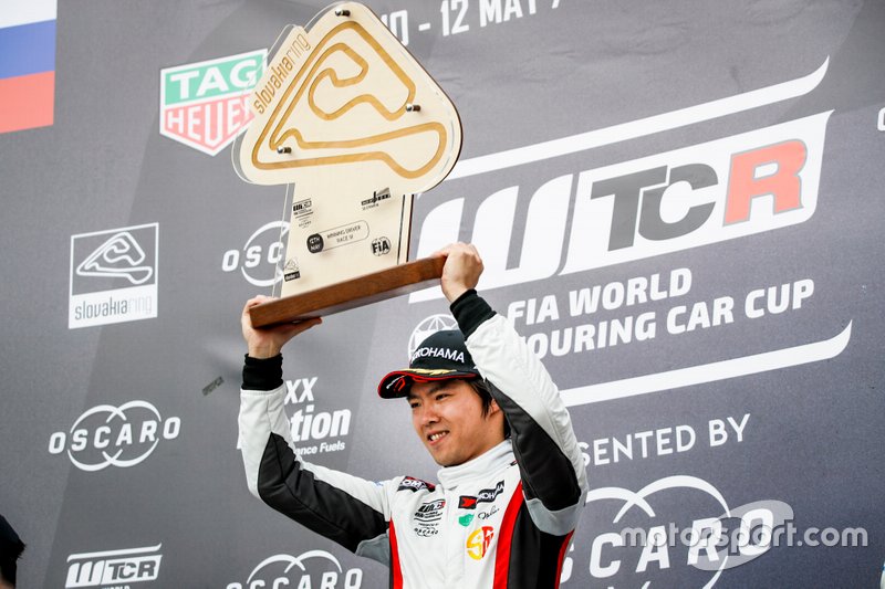 Podio: Il vincitore Ma Qing Hua, Team Mulsanne Alfa Romeo Giulietta TCR