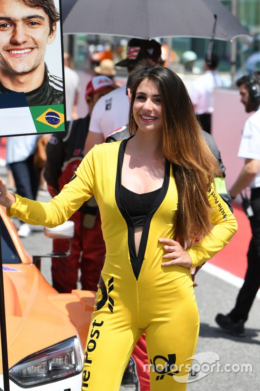 Una chica de la parrilla