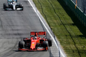 Sebastian Vettel, Ferrari SF90 voor Lewis Hamilton, Mercedes AMG F1 W10