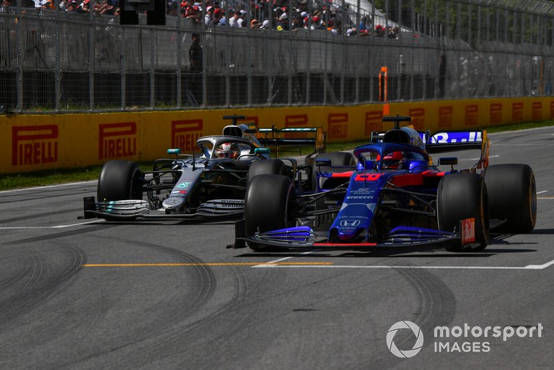 Lewis Hamilton, Mercedes AMG F1 W10, y Daniil Kvyat, Toro Rosso STR14