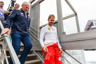 Sebastian Vettel, Ferrari, con Helmut Marko, Consultant, Red Bull Racing
