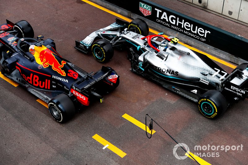 Max Verstappen, Red Bull Racing RB15, y Valtteri Bottas, Mercedes AMG W10 sufren un contacto en pits