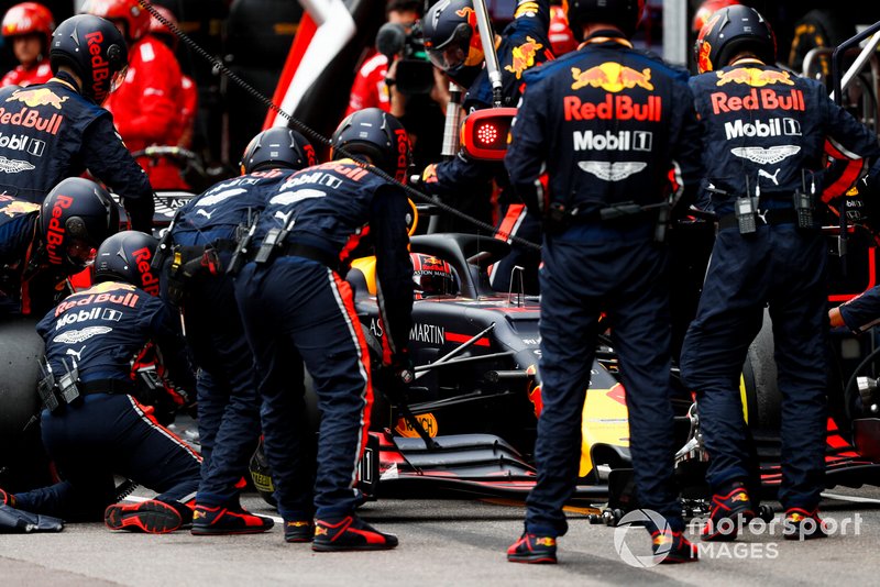 Max Verstappen, Red Bull Racing RB15 pit stop