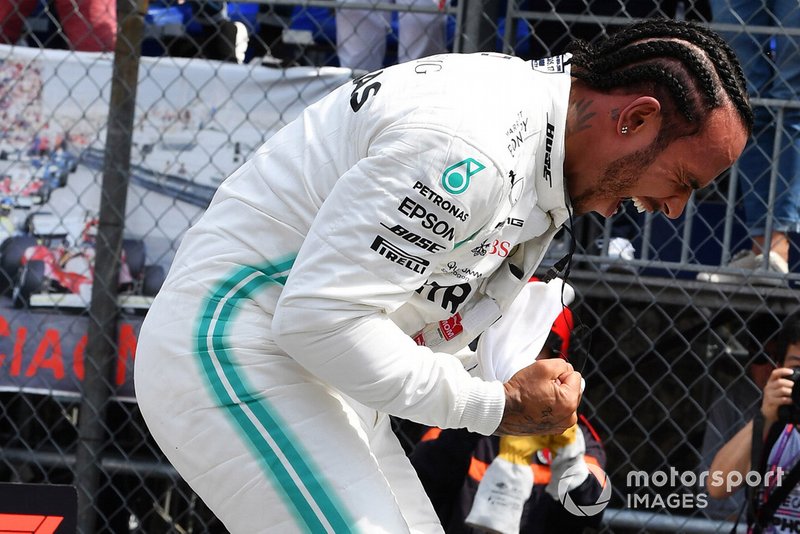 Lewis Hamilton, Mercedes AMG F1, celebra la pole después de la sesión clasificatoria