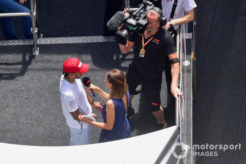 Lewis Hamilton, Mercedes AMG F1, viene intervistato