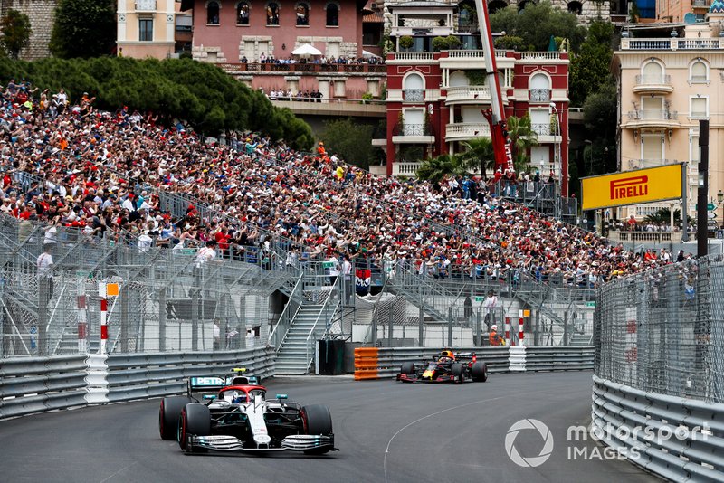Valtteri Bottas, Mercedes AMG W10, precede Max Verstappen, Red Bull Racing RB15