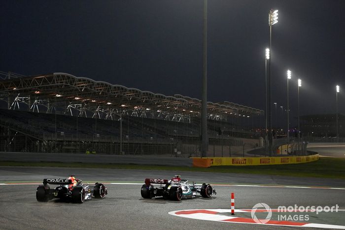 Lewis Hamilton, Mercedes W13, Max Verstappen, Red Bull Racing RB18