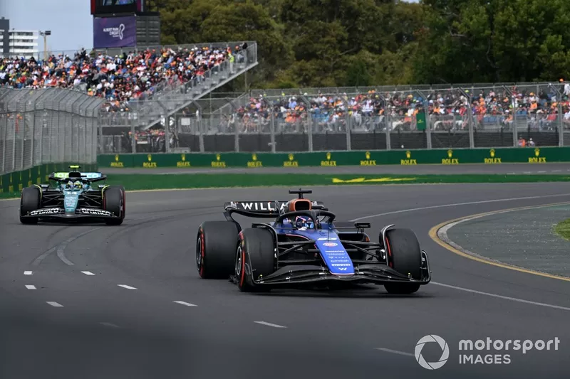 Alex Albon, Williams FW46, Fernando Alonso, Aston Martin AMR24