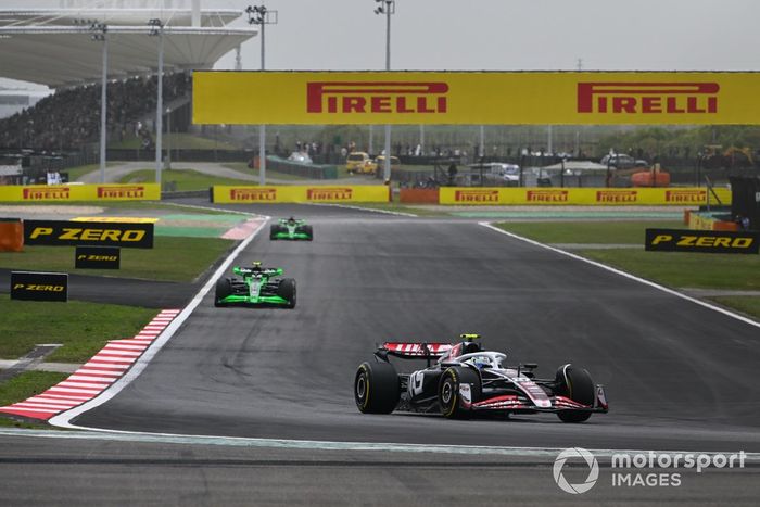 Nico Hulkenberg, Haas VF-24, Zhou Guanyu, Kick Sauber C44, Valtteri Bottas, Kick Sauber C44