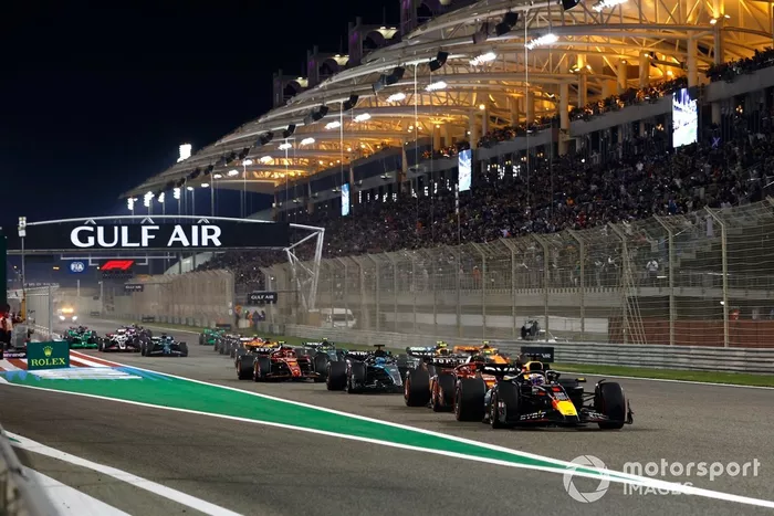 Salida de carrera
Max Verstappen, Red Bull Racing RB20 el campo