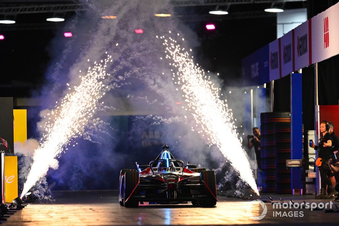 Pascal Wehrlein, Porsche, Porsche 99X Electric Gen3, 1ª posición, conduce su coche en Parc Ferme