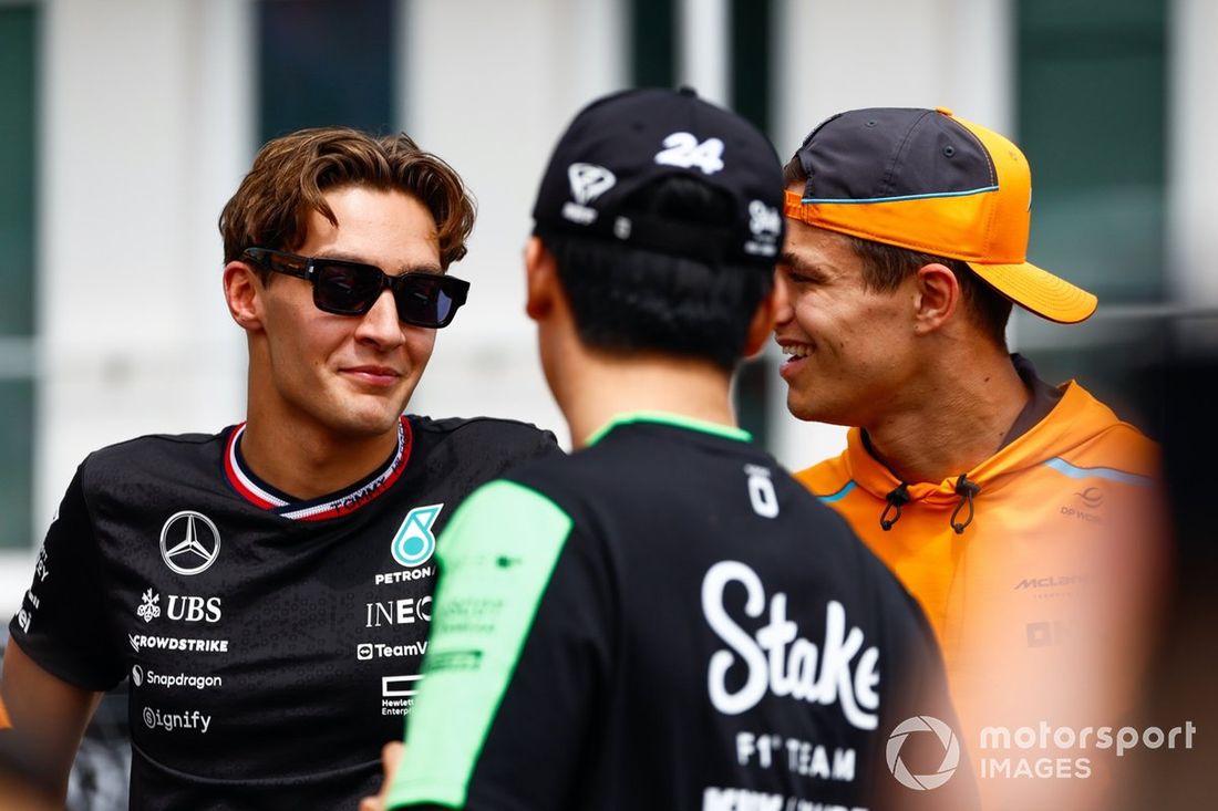 George Russell, Mercedes-AMG F1 Team, habla con Lando Norris, McLaren F1 Team, Zhou Guanyu, Stake F1 Team Kick Sauber, sobre el desfile de pilotos