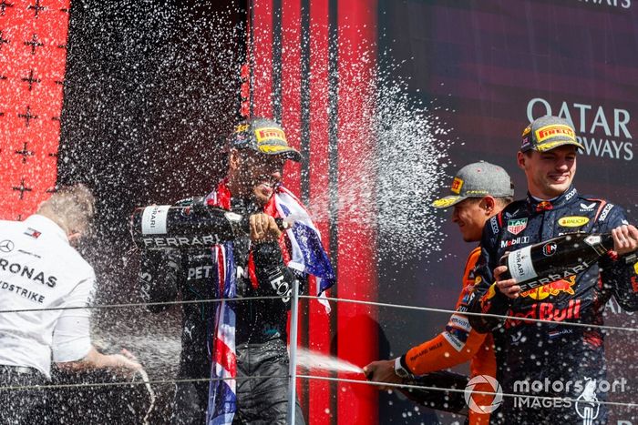 Peter Bonnington, Ingeniero de Carrera Senior, Mercedes-AMG F1 Team, Lewis Hamilton, Mercedes-AMG F1 Team, 1ª posición, Lando Norris, McLaren F1 Team, 3ª posición, Max Verstappen, Red Bull Racing, 2ª posición, spray de Champagne en el podio.