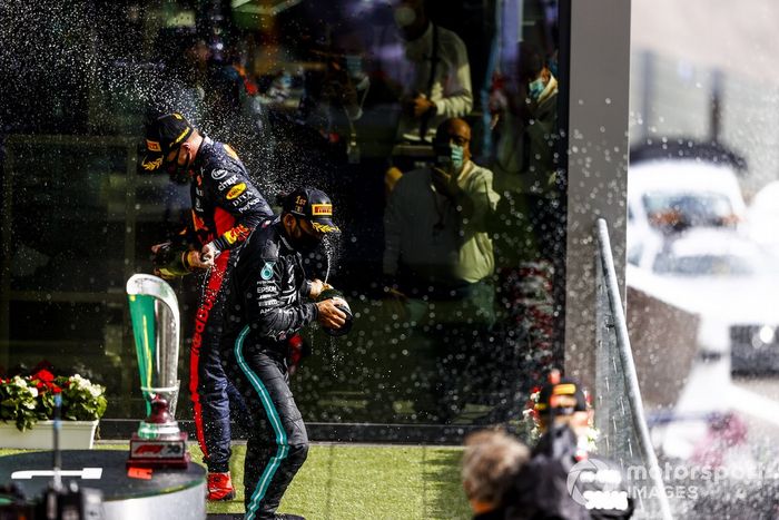 Podio: ganador Lewis Hamilton, Mercedes-AMG F1, tercer lugar Max Verstappen, Red Bull Racing