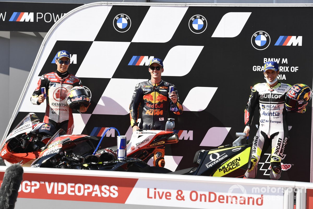 Los tres primeros de la calificación: segundo Takaaki Nakagami, Team LCR Honda, ganador de la pole Pol Espargaró, Red Bull KTM Factory Racing, y tercer puesto Johann Zarco, Avintia Racing