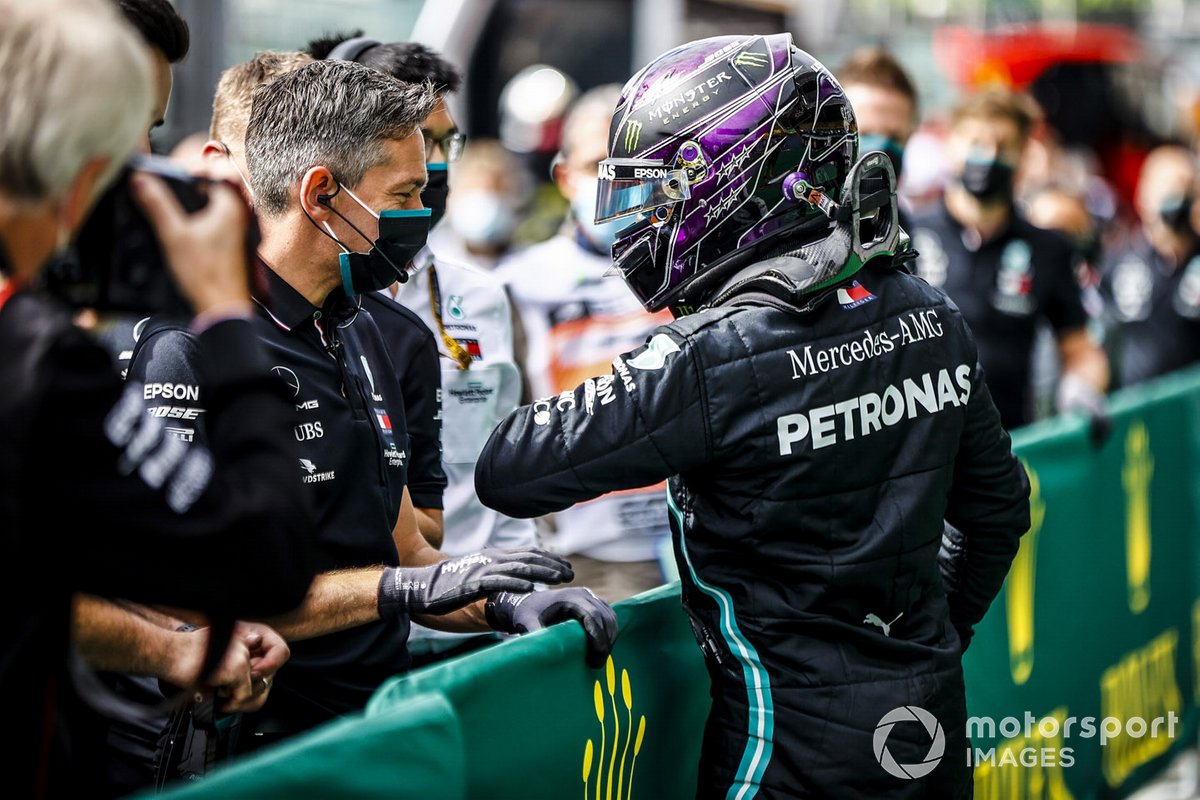 Ganador de la pole Lewis Hamilton, Mercedes-AMG F1 celebra en Parc Ferme