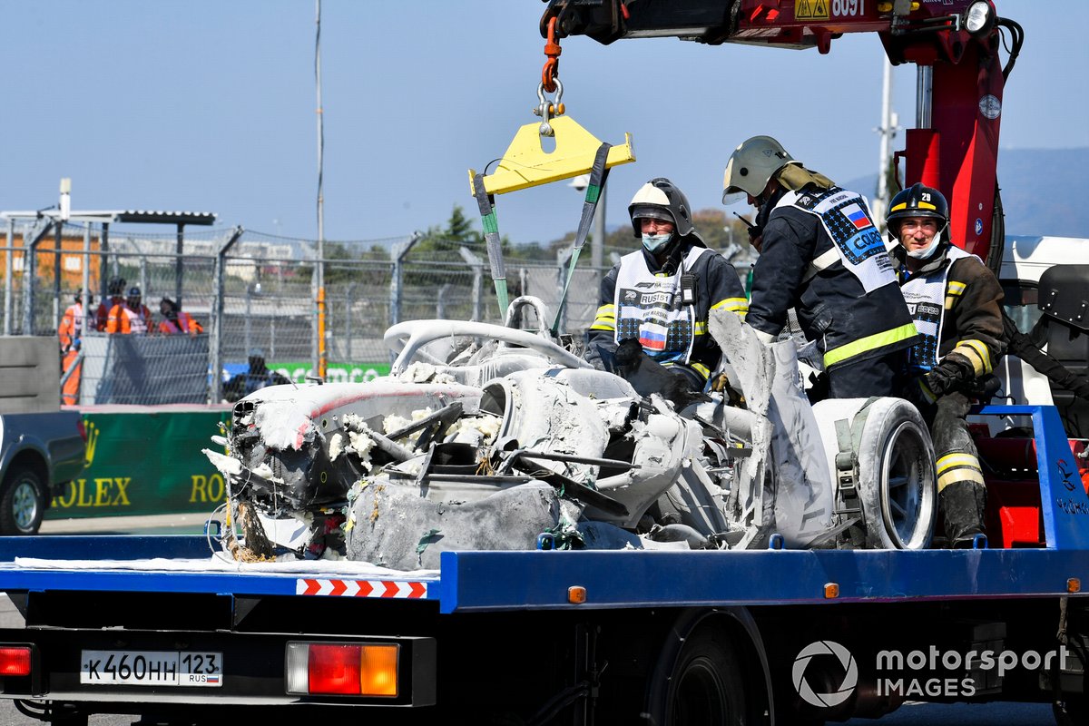 Marshals recover the car of Luca Ghiotto, Hitech Grand Prix after crashing with Jack Aitken, Campos Racing