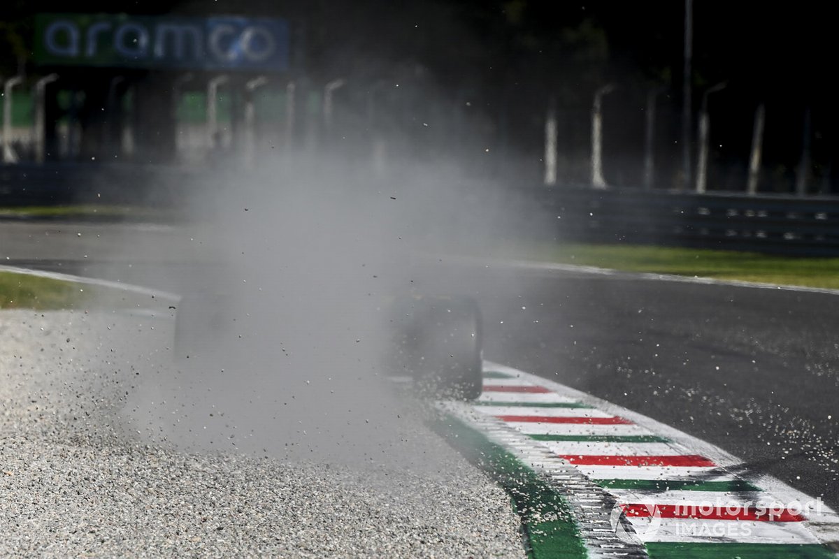 Lance Stroll, Racing Point RP20, passa sulla ghiaia
