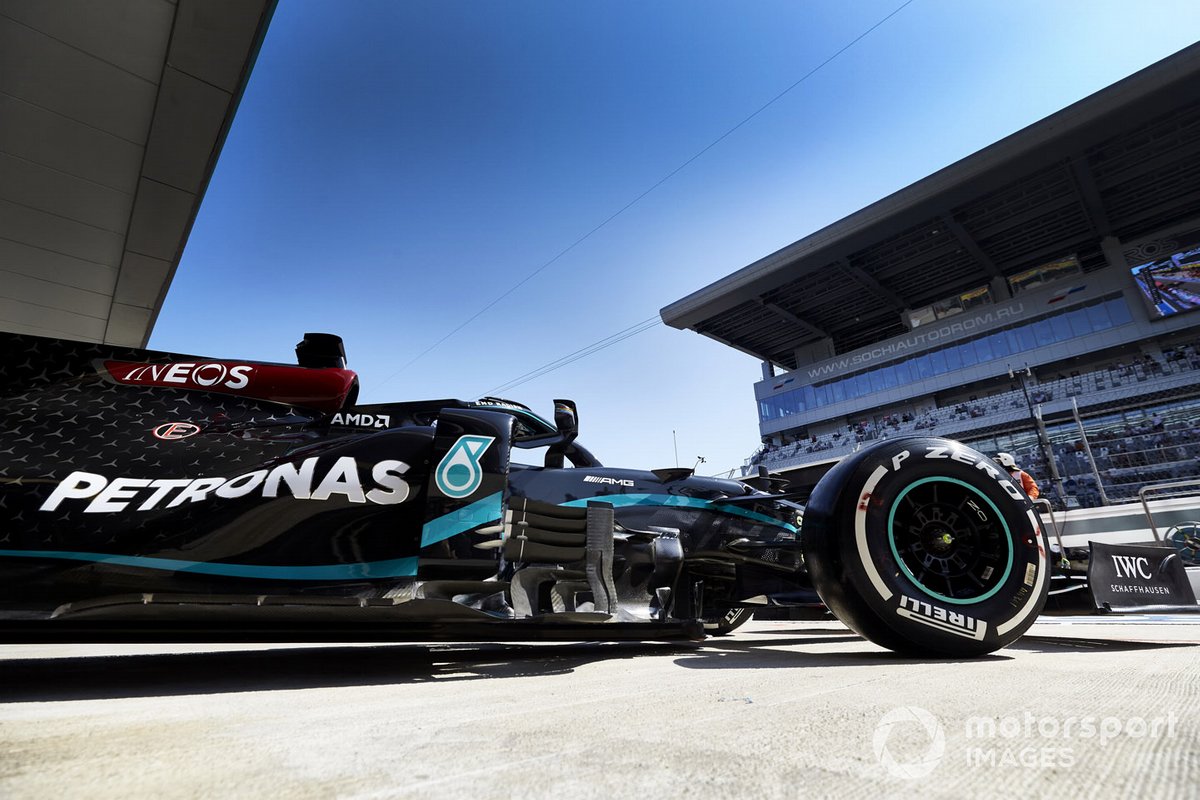 Lewis Hamilton, Mercedes F1 W11, lascia il garage