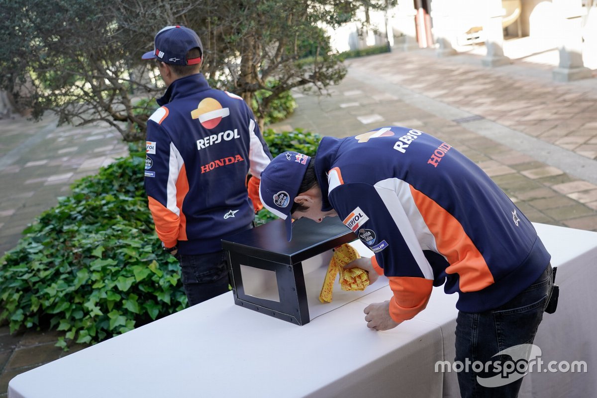Marc Márquez y Alex Márquez en el juego de la Caja Sorpresa