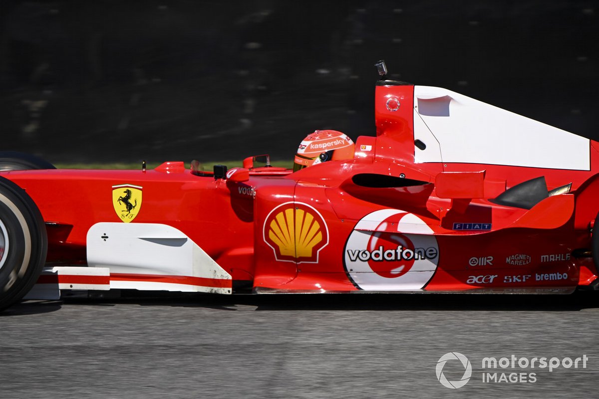 Mick Schumacher conduce el Ferrari F2004 con el que ganó el campeonato Michael Schumacher, en una carrera de demostración para celebrar el Gran Premio número 1000 de Ferrari