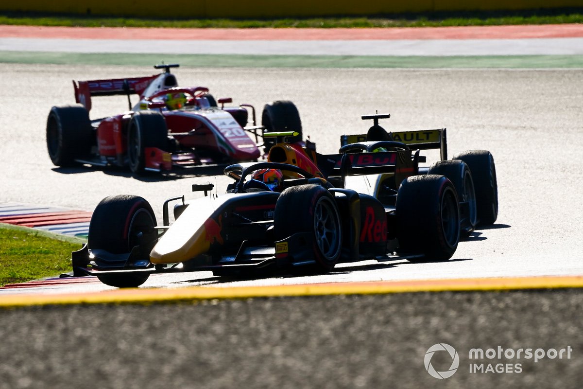 Jehan Daruvala, Carlin, davanti a Guanyu Zhou, UNI-Virtuosi, e Mick Schumacher, Prema Racing