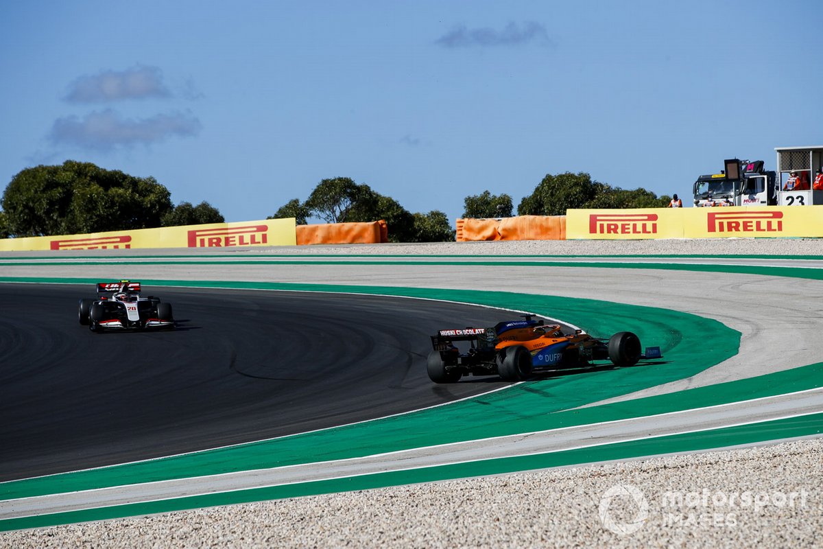Testacoda di Carlos Sainz Jr., McLaren MCL35, mentre arriva Kevin Magnussen, Haas VF-20, che lo passa