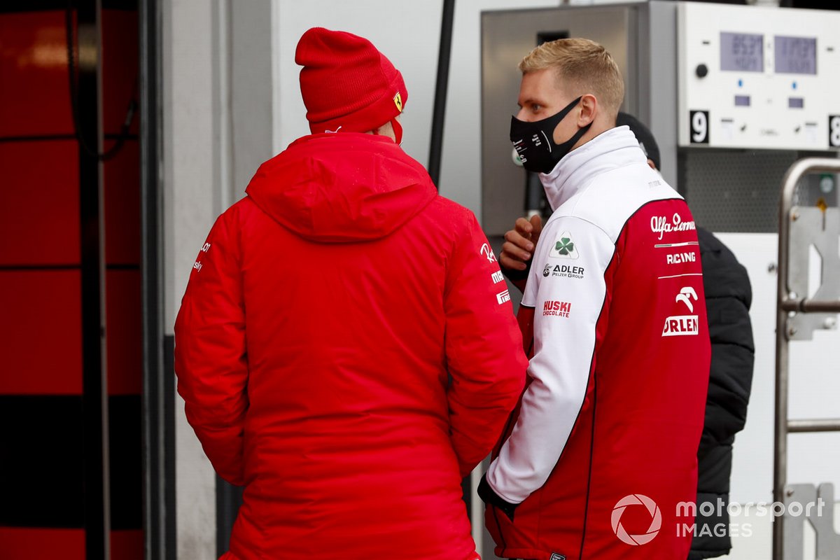 Mick Schumacher, Alfa Romeo Racing, parla con Sebastian Vettel, Ferrari