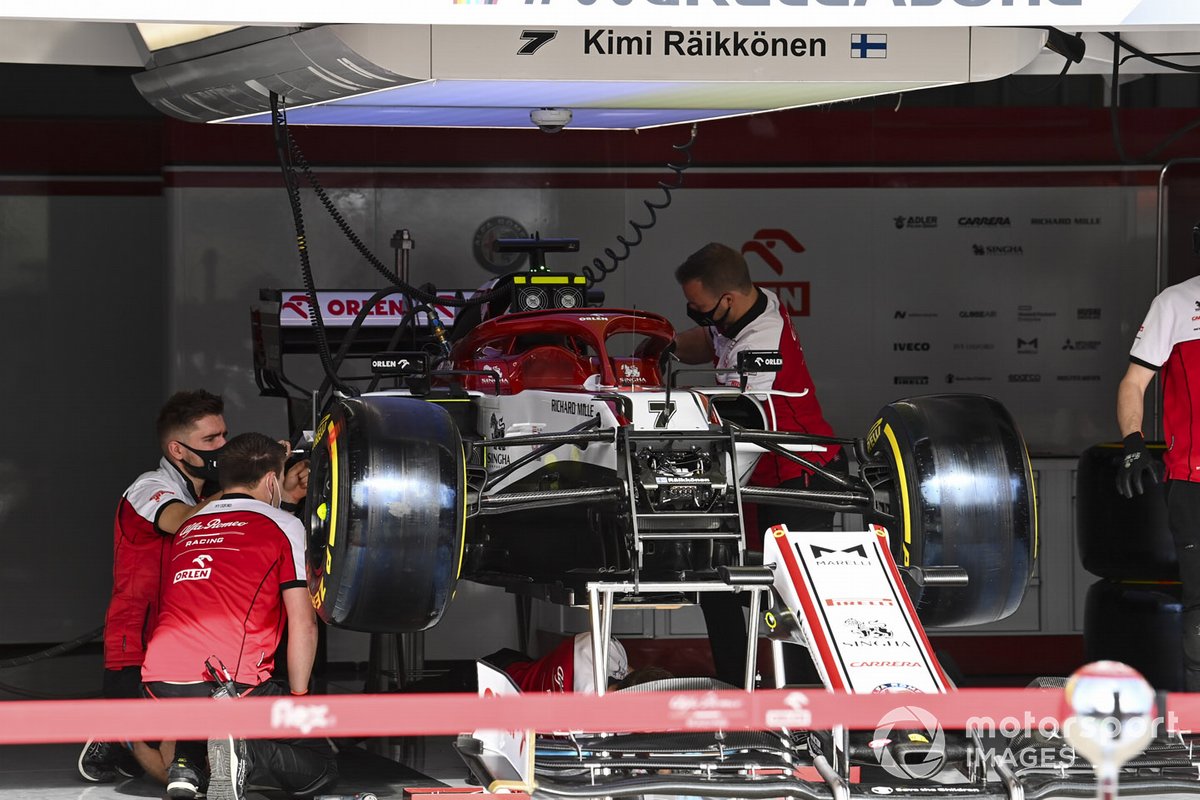 Un meccanico Alfa Romeo Racing lavora sull'auto di Antonio Giovinazzi, Alfa Romeo Racing C39, nel garage