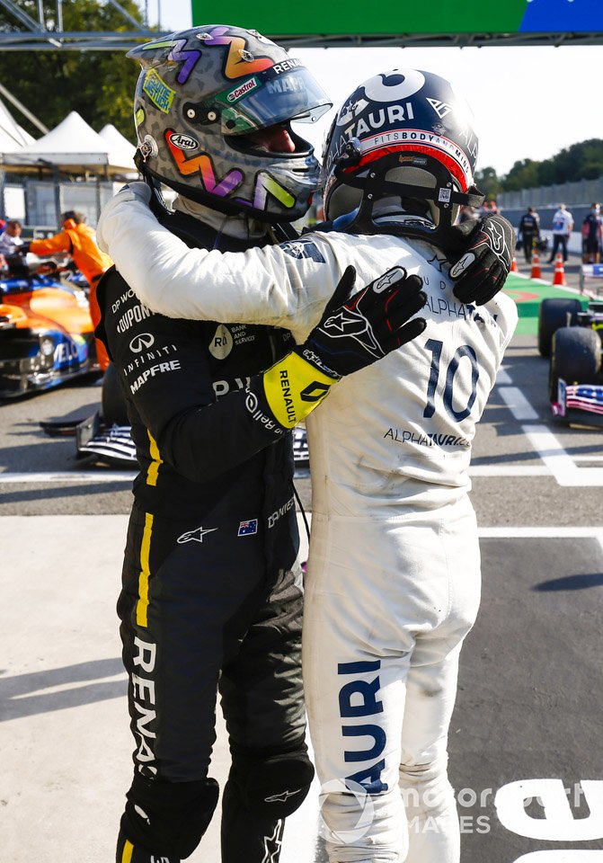 Ganador Pierre Gasly, AlphaTauri, celebra con Daniel Ricciardo, Renault F1 Team R.S.20