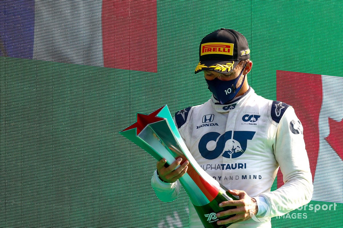Podio: ganador Pierre Gasly, AlphaTauri celebra