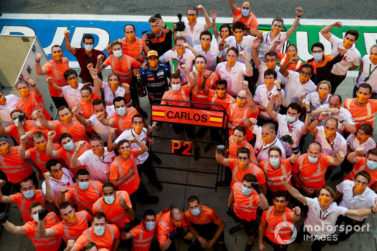 Carlos Sainz Jr., McLaren, 2º puesto, Andreas Seidl, director del equipo McLaren, y el equipo McLaren celebran después de la carrera