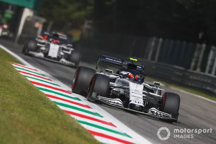 Pierre Gasly, AlphaTauri AT01, Daniil Kvyat, AlphaTauri AT01