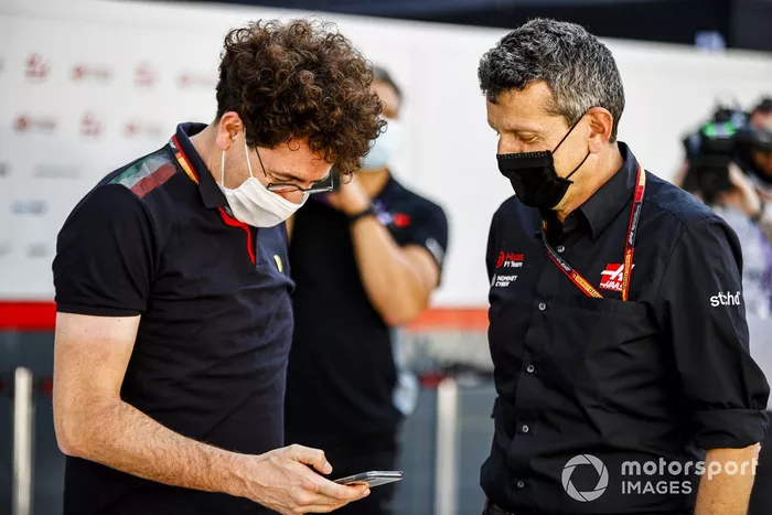 Mattia Binotto, director de Ferrari y Guenther Steiner, director de Haas F1 