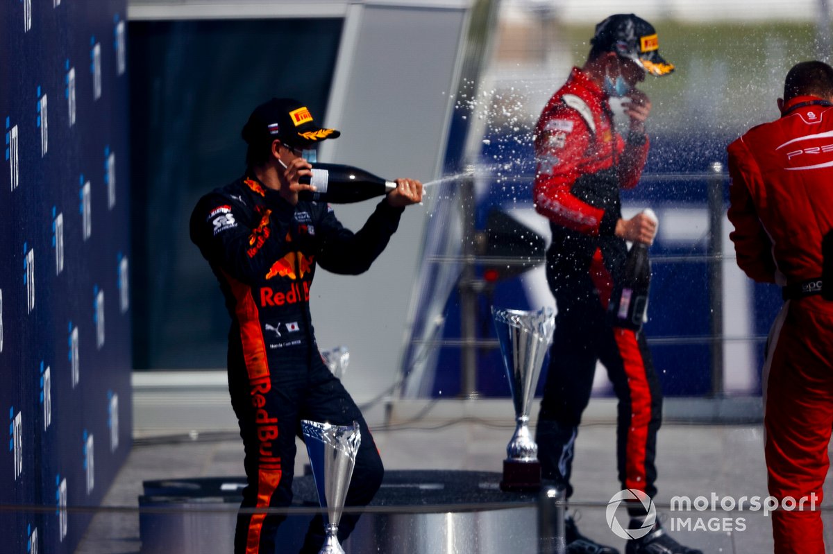Yuki Tsunoda, Carlin festeggia sul podio con lo champagne