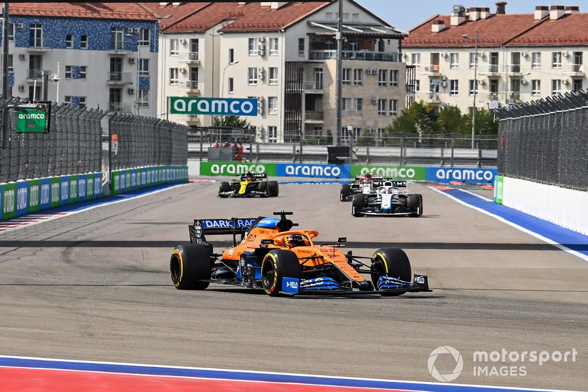 Carlos Sainz Jr., McLaren MCL35, George Russell, Williams FW43, Antonio Giovinazzi, Alfa Romeo Racing C39, e Esteban Ocon, Renault F1 Team R.S.20