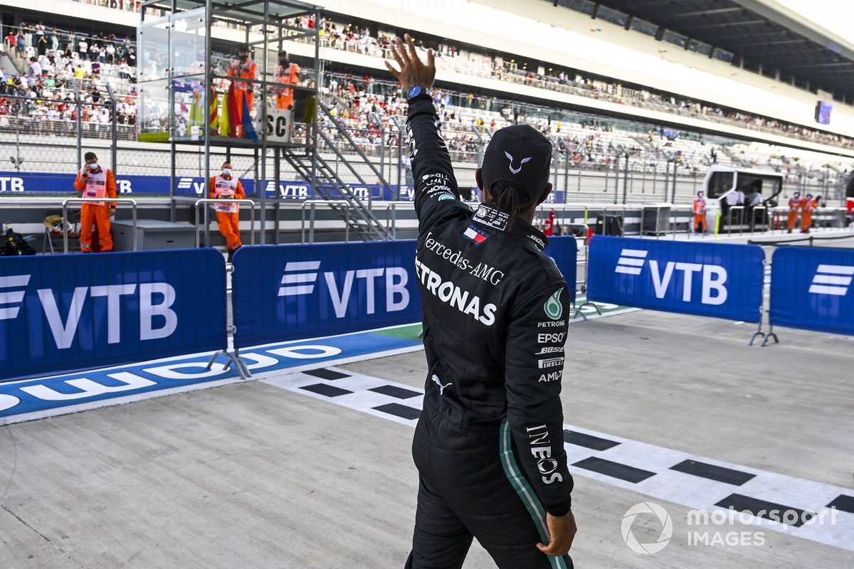 Ganador de la pole position Lewis Hamilton, Mercedes-AMG F1 celebra