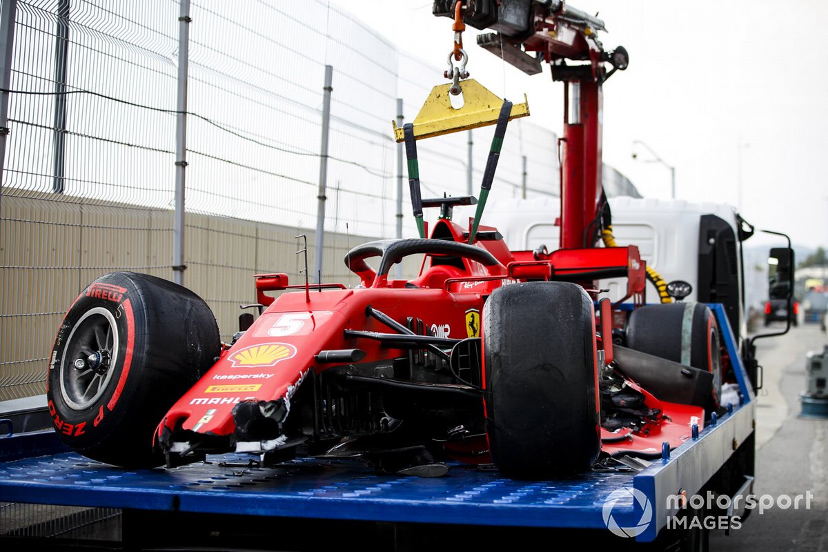 I danni dell'auto di Sebastian Vettel, Ferrari SF1000, sul carroattrezzi