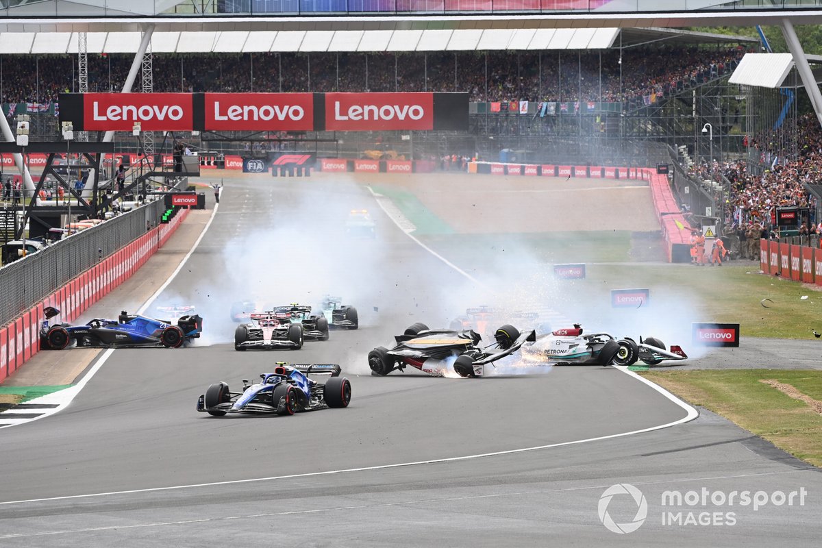 El accidente de Zhou Guanyu, Alfa Romeo C42, al inicio de la carrera