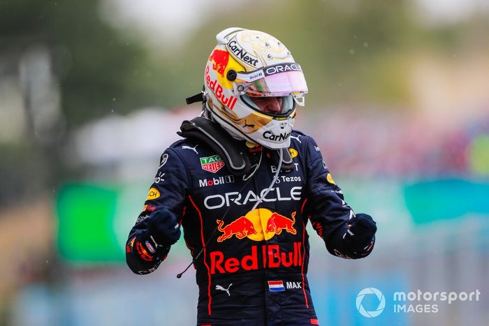 Max Verstappen, Red Bull Racing, 1ª posición, celebra su llegada al Parc Ferme