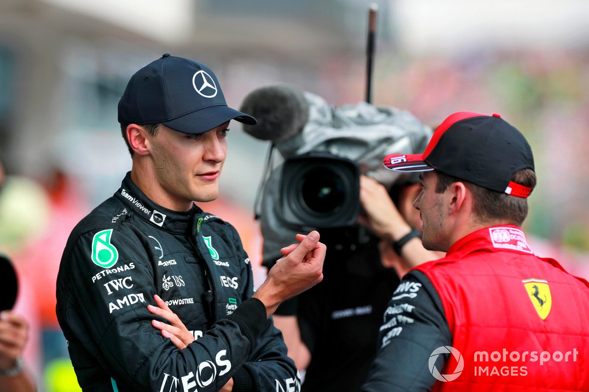 Ganador de la pole George Russell, de Mercedes-AMG, habla con Charles Leclerc, de Ferrari, en el Parc Ferme