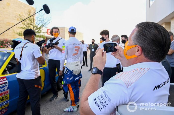 Daniel Ricciardo, McLaren, 1984 Wrangler Dale Earnhardt Chevrolet NASCAR. Zak Brown, director general de McLaren Racing