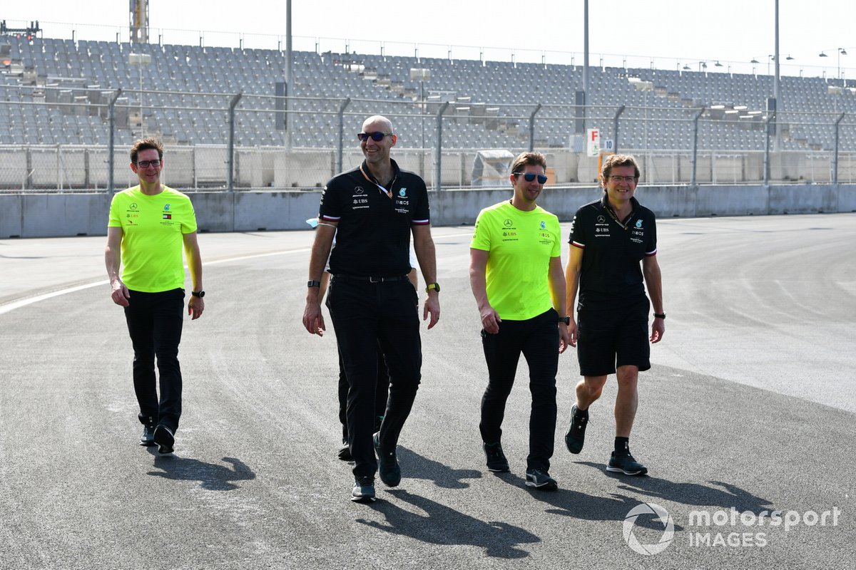 Andrew Shovlin, directeur de l'ingénierie piste, Mercedes AMG, et d'autres membres de l'écurie