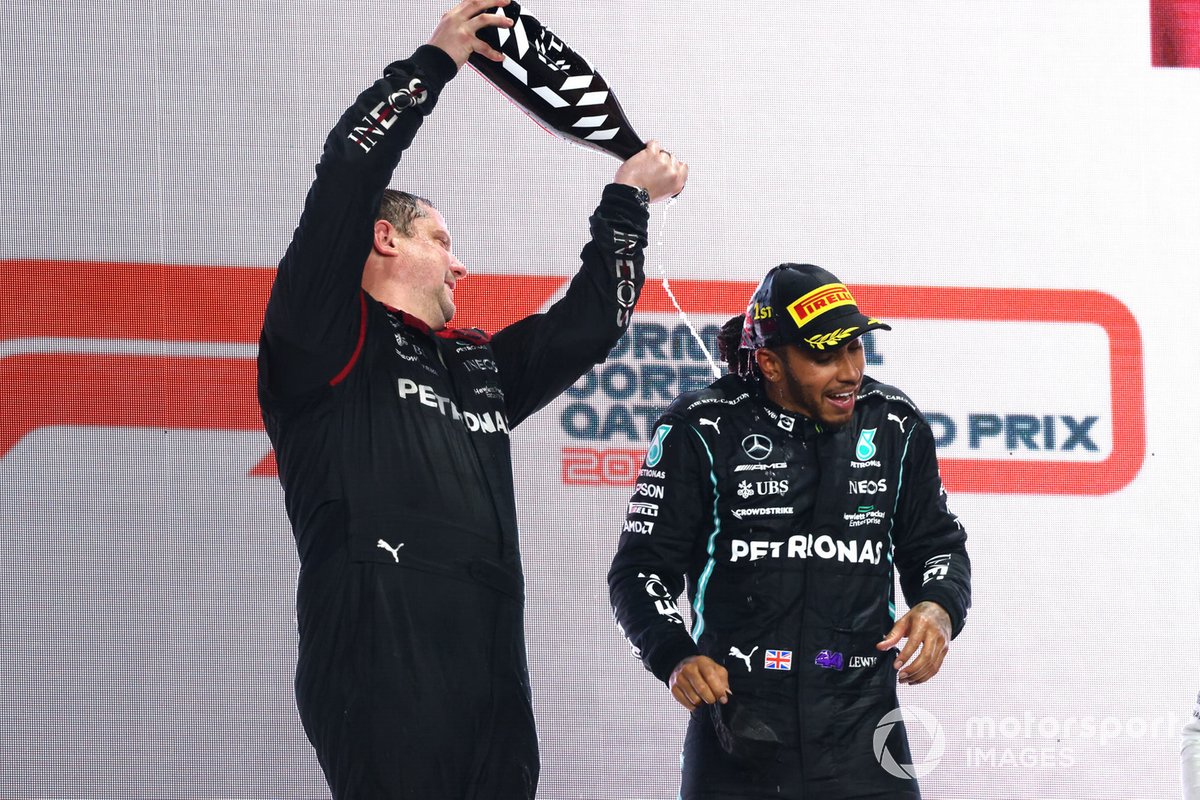 El delegado de Mercedes en el podio de Qatar con Lewis Hamilton