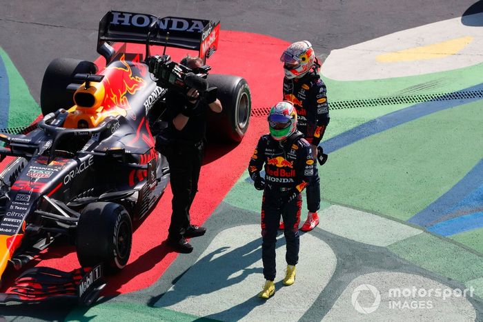 Sergio Pérez, Red Bull Racing, 3ª posición, y Max Verstappen, Red Bull Racing, 1ª posición, en Parc Ferme
