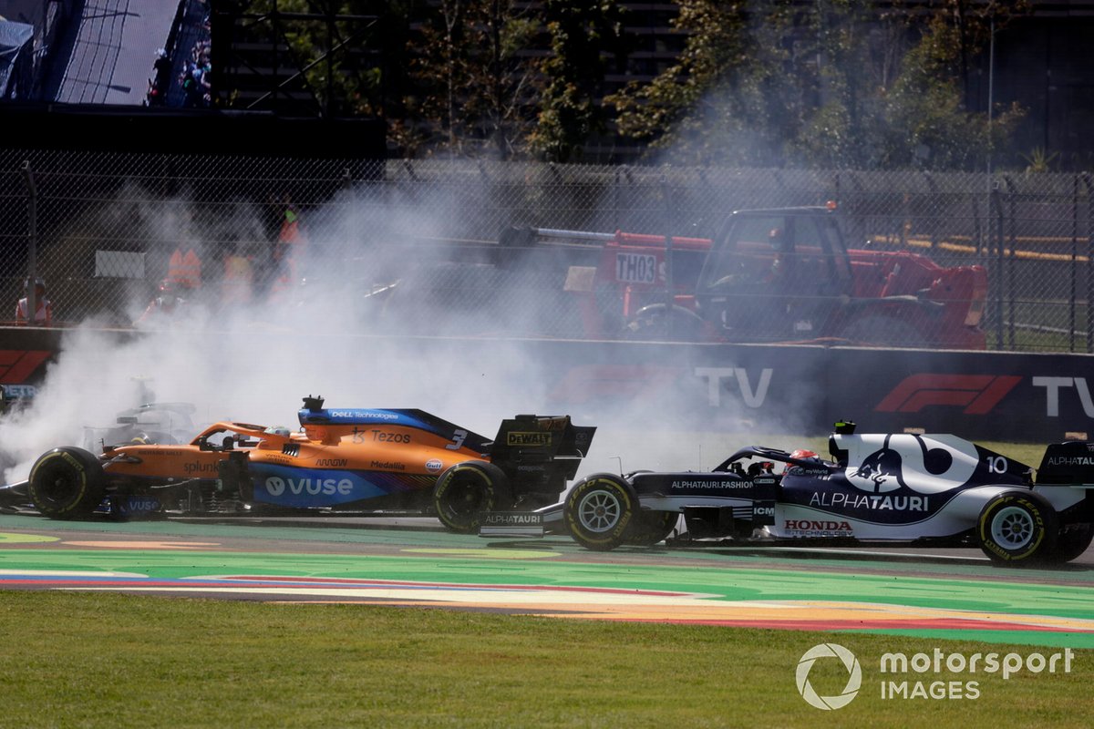 Valtteri Bottas, Mercedes W12, Daniel Ricciardo, McLaren MCL35M e Yuki Tsunoda, AlphaTauri AT02, vengono coinvolti in un incidente a inizio gara