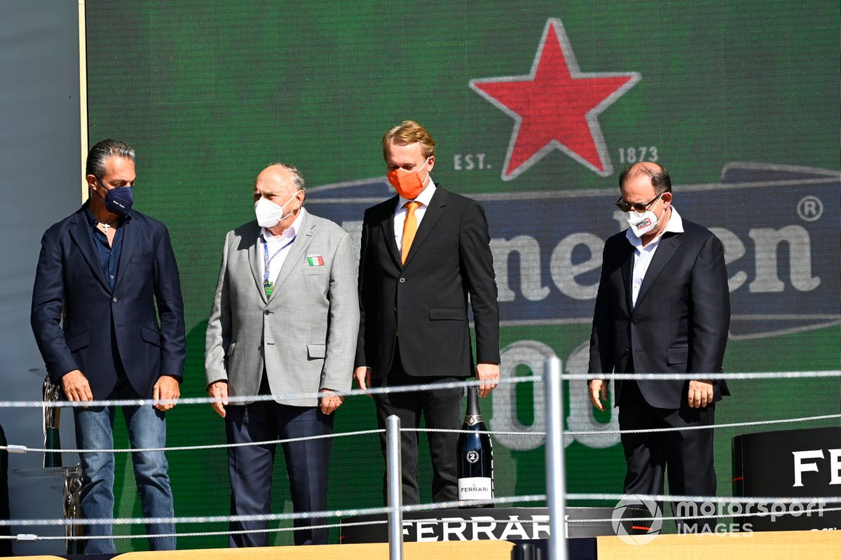 Los presentadores del trofeo en el podio
